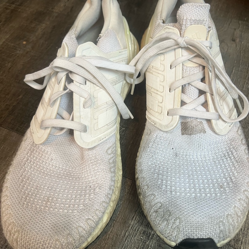 Adidas women’s 10 white comfortable running and walking shoes